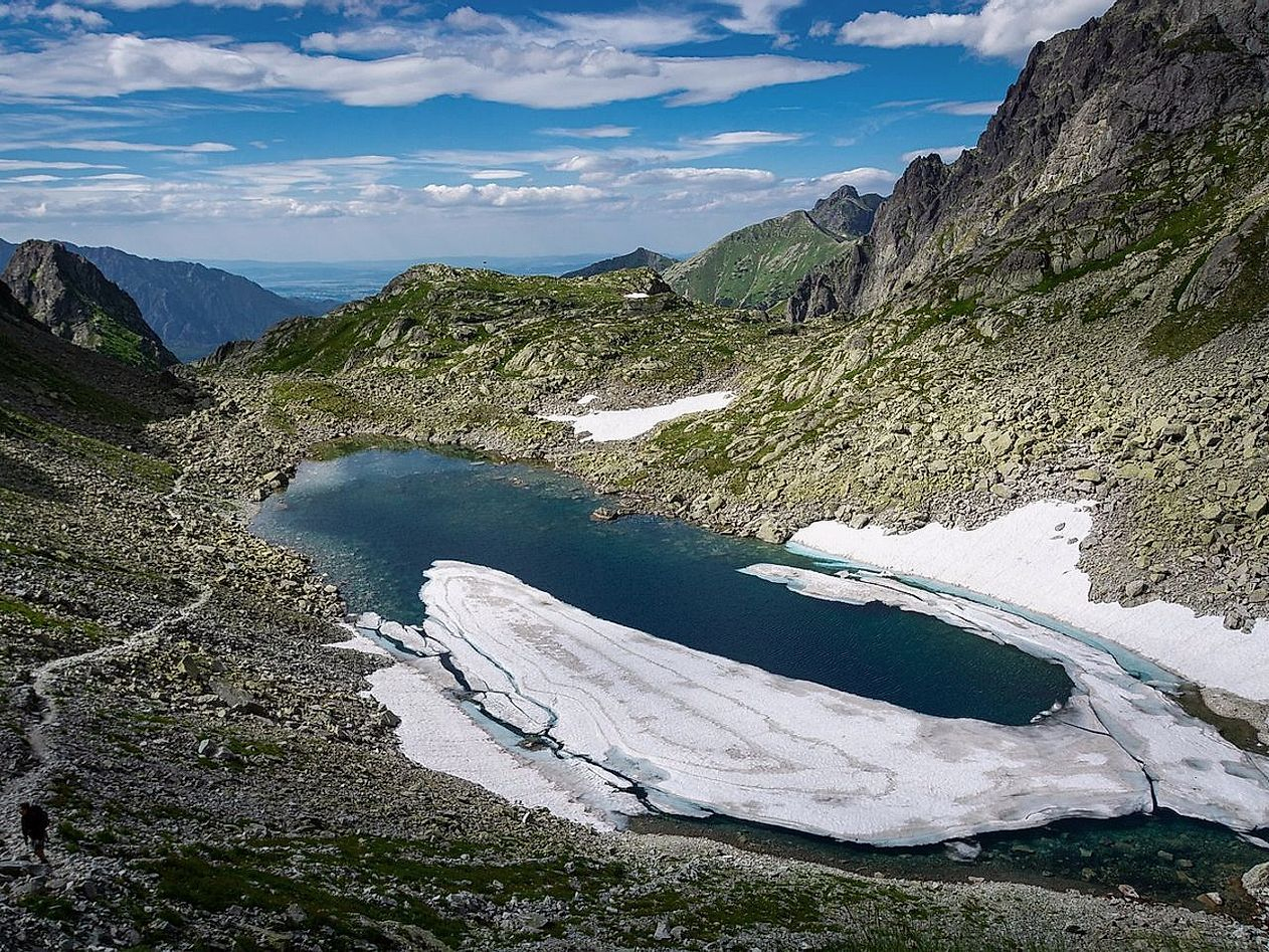 Uma paisagem escura e ampla sob céu noturno limpo nas montanhas